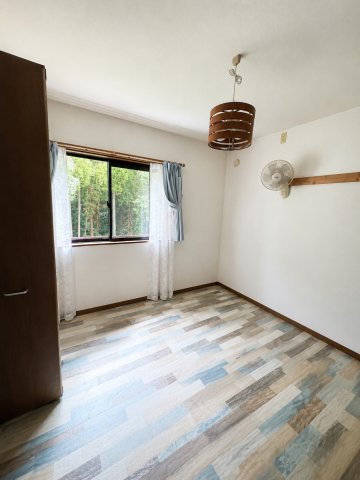 明るく開放感のある洋室です