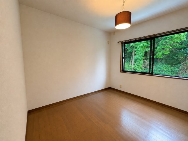 落ち着いた雰囲気でくつろげる洋室です