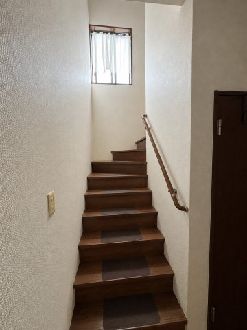 手すり付きで安心して利用できる階段