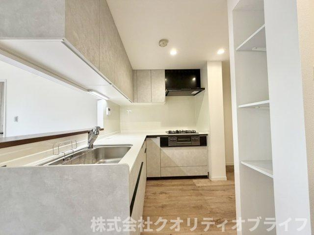 圧迫感を与えないすっきりとしたデザインが、部屋全体をさらに広く見せてくれる洗練されたキッチン。