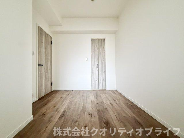寝室としてもゆったり使える洋室は、家具の配置もしやすい広さです。