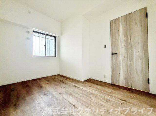 大型のベッドを配置しても圧迫感のない、ゆとりある広さを確保した洋室。落ち着いたインテリアで静かなプライベートタイムを演出できる快適な空間です。