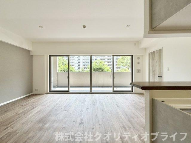 南向きの大きな窓から心地よい光が差し込む明るいLDK。開放的な空間設計です。実際の陽当りや風通しの良さは、写真以上に心地よさを感じられます。