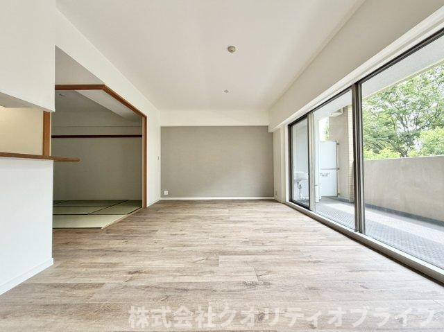 明るい木目調のフローリングが心地よい洋室。大きな窓から優しい光が差し込み、お部屋を明るく照らします。どのような家具にも合わせやすい、シンプルで落ち着いた空間です。