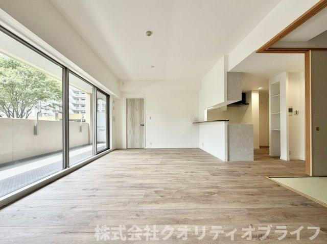 温かみのある木目調のフローリングが心地よい洋室です。大きな窓からは明るい光が差し込み、開放感があります。寝室としてはもちろん、書斎や趣味のお部屋など、多目的にご活用いただけます。