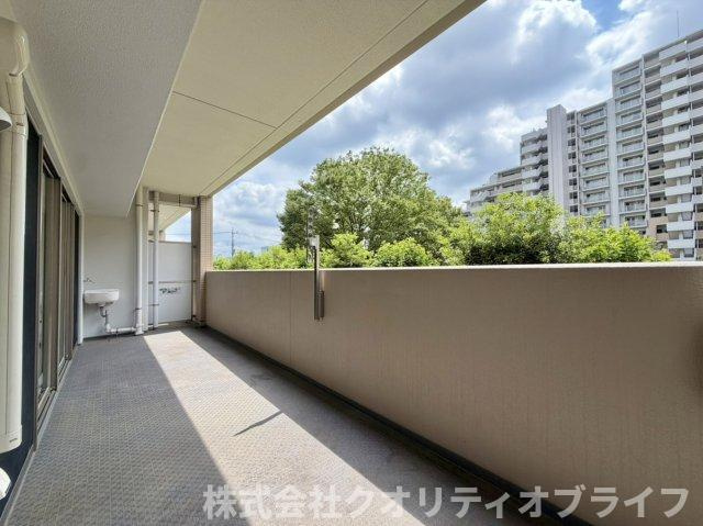 南向きの窓から心地よい自然光がたっぷり差し込むバルコニー。お天気の良い日はお洗濯物や布団もカラッと乾き毎日を気持ちよく健やかに過ごせる明るい空間です。