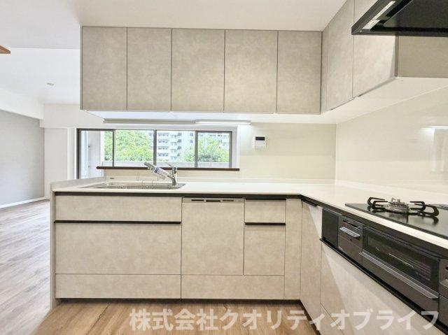 リビングのインテリアと美しく調和するキッチン。お気に入りの食器を並べて、自分だけのこだわりの空間を創り上げる楽しさが広がるスタイリッシュな佇まいです。