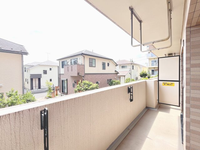 暖かな日差しのふりそそぐバルコニー