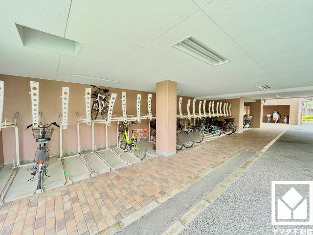 サイクルラック付きの駐輪場を設置。スッキリ整理されて、自転車同士が接触・転倒しにくい設計です。（月額100円～300円）