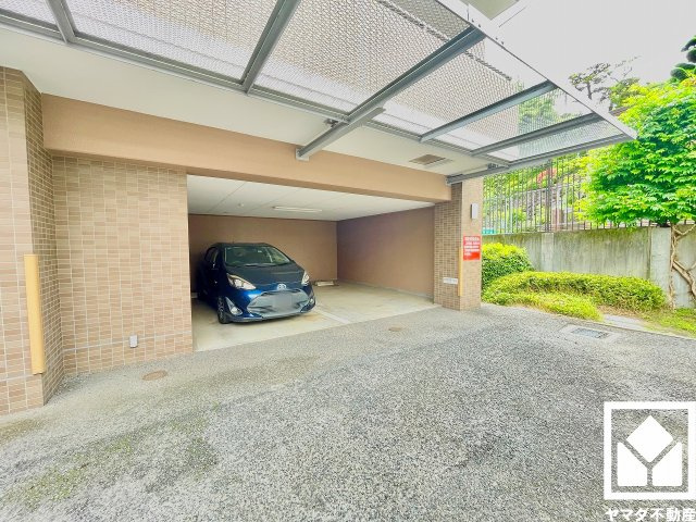 敷地内に駐車場を設置（月額12500円～17500円）。重い荷物や雨の日の移動もスムーズで、快適なカーライフを実現。空き状況等の詳細は弊社スタッフまでお気軽にお問い合わせください。