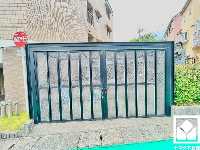 「コーヨー甲東園店」まで徒歩3分、「ファミリーマート甲東園駅東口店」まで徒歩4分、「ローソン甲東園駅前店」まで徒歩4分など、お買い物施設が徒歩5分圏内に複数あり便利な住環境です。