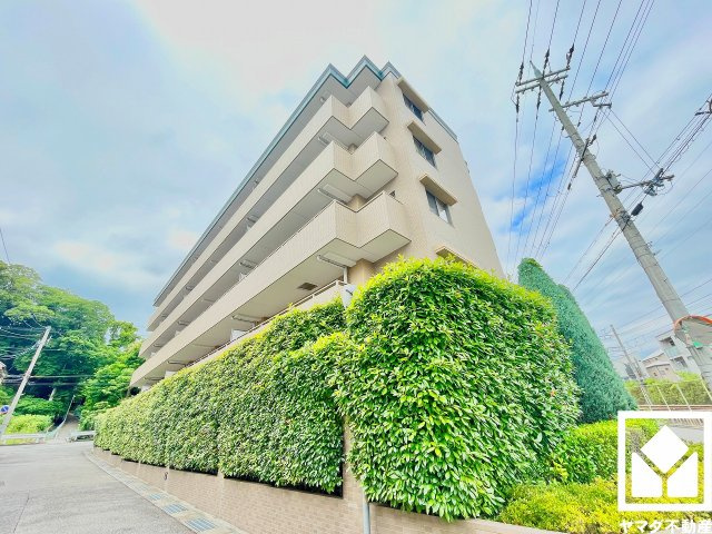 滑り台やブランコなどの遊具が揃う緑豊かな「山畑公園」まで徒歩4分（約280m）。園内にパーゴラ付きのベンチも設置されており、子供の様子を近い距離で見守ることができるので、子育て世帯の方にもお勧めです。