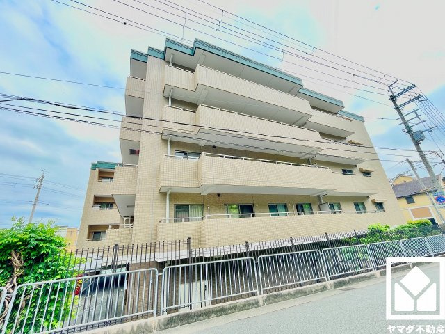 全居室に収納がございますので、お部屋の広さを最大限に活用できます。リネン庫や、リビング・廊下・トイレにも収納スペースがあり、住空間を広々お使いいただけます。日用品のストックなどもすっきり片付きます。