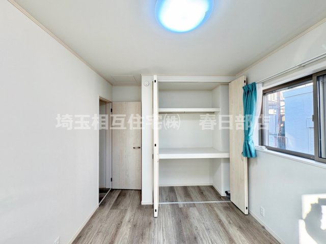 南側5．25帖子供部屋　フローリング仕様で普段のお掃除も楽々です。