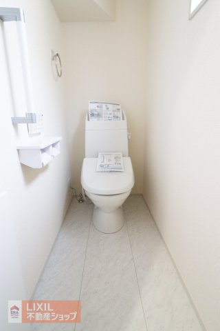 【トイレ】現地完成写真。温水洗浄暖房便座付き。