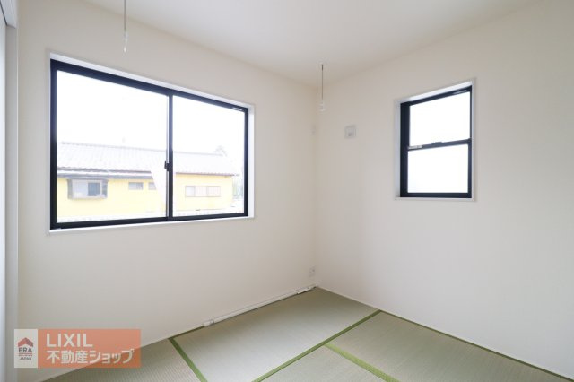 【和室】現地完成写真。ゆったりくつろぎスペース。お子様の遊び場としても重宝しますね♪