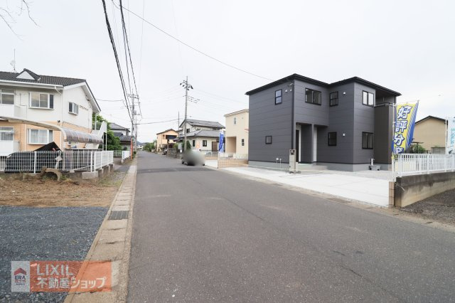 【前面道路】現地完成写真。道幅や駐車など、ご確認ください。