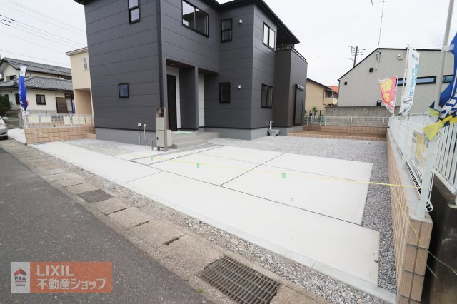 【駐車スペース】現地完成写真。ゆったりとした駐車スペースです。