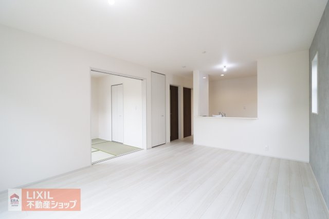 【リビングダイニング】現地完成写真。家族で過ごせるくつろぎの空間