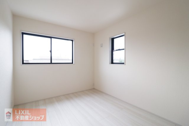 【寝室】現地完成写真。明るい採光の入る主寝室です。