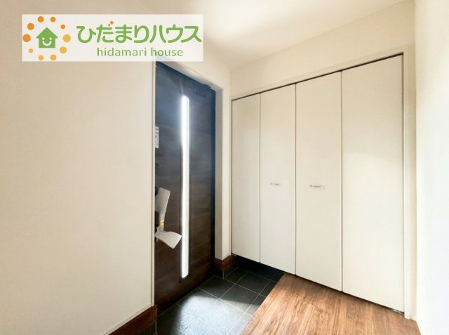 毎日「行ってきます」「ただいま」をいう玄関は明るく光が差し込みます♪