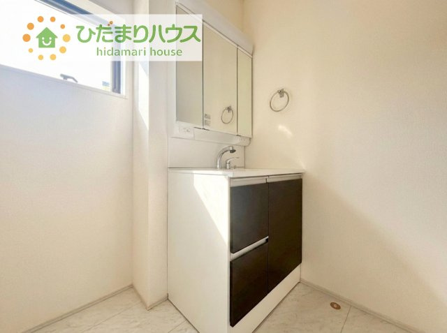 三面鏡の大きな鏡は憧れます(^^♪鏡の後ろは収納となっていて、細かいものでも収納できるのでスッキリと整理できます！
