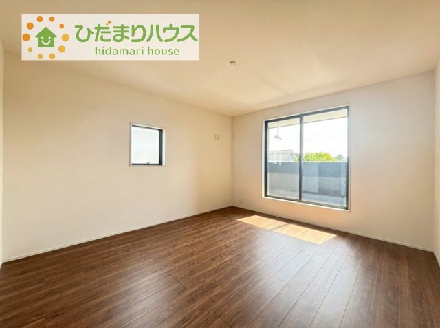 広めの主寝室は、ベッドの他にもパソコンデスクやドレッサーなども置けちゃいます(*^-^*)
