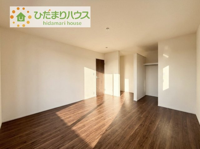 大きなベッドを置いても余裕の広さの主寝室♪