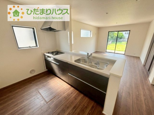 コンロは嬉しい3口コンロ！シンクはつなぎ目なしでお掃除も簡単です♪