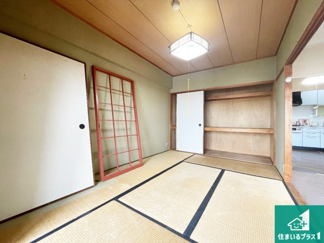一室あると便利な和室は客間としてだけでなく、小さなお子様のプレイルームや食後のくつろぎスペースとしてもご利用いただけます。収納もついていますので大活躍間違いなし！