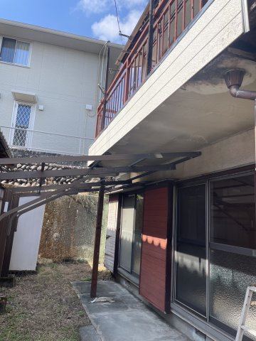 1階の掃き出し窓に面して、屋根付のテラススペースがあります