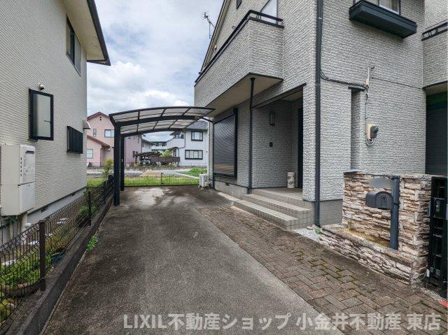 【駐車場】現地写真：縦列2台駐車可能です。カーポートもついております。