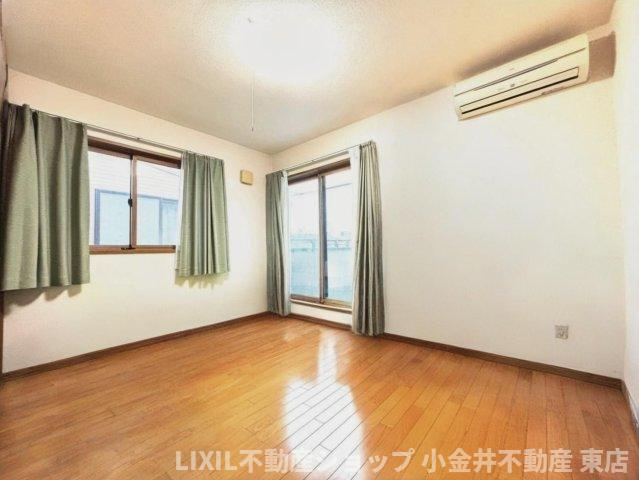 【子供部屋】現地写真：こちらの画像はCG加工で家具を消しております。明るい採光と風通し良いの良い洋室。