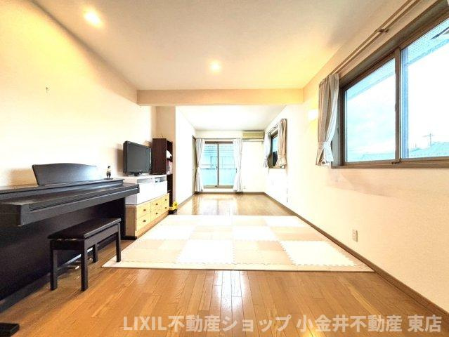 【寝室】現地写真：約13帖ととても広い主寝室。ベットを2つ置いてもゆとりのある広さです。