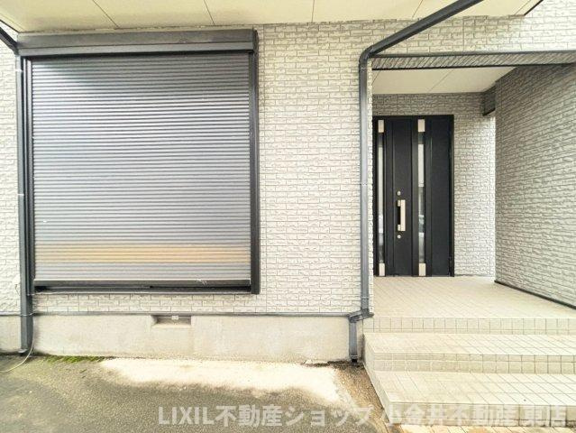 【防犯設備】現地写真：外壁に馴染む色合いの防犯シャッター。1階和室にもついております。