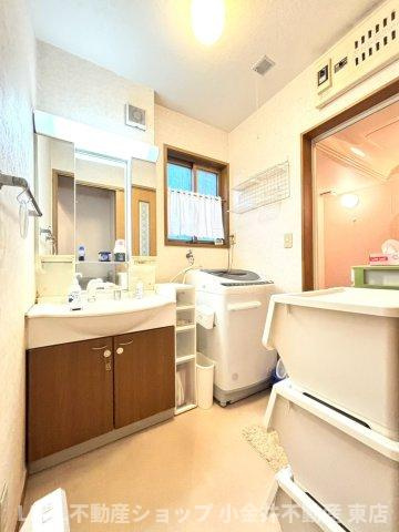 【脱衣所】現地写真：大きな窓もあり通気性も良い洗面脱衣所は収納棚を置いても十分な広さがございます。
