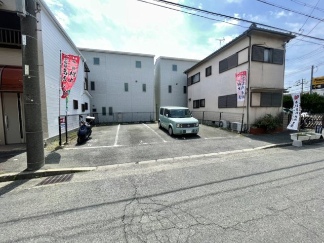 土地面積は約28.32坪とファミリー向けにも十分な広さ。私道負担なし・セットバック不要で土地を余すことなく活用できるのも嬉しいポイントです。