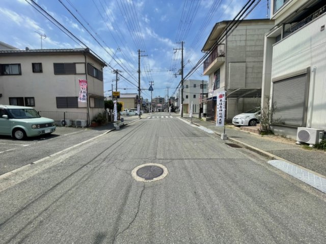 前面道路幅員は約7.2mと余裕があり、車の出し入れや駐車がしやすく、毎日の暮らしに安心感をもたらします。また、道路幅が広いことで日当たり・通風も確保しやすく、開放的な住環境が期待できます。