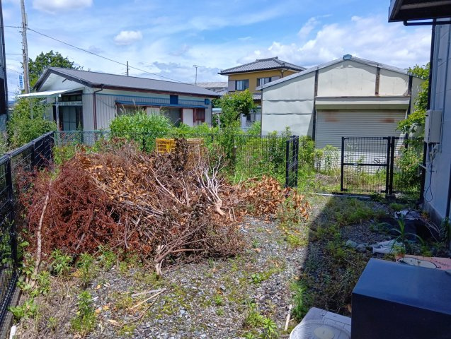 裏手に広い敷地が広がっています。家庭菜園やガーデニングなど、さまざまな用途で活用できます。