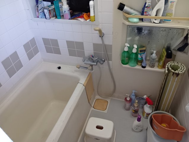 毎日のバスタイムが楽しみになる空間です。備え付けの台があるのでシャンプーを置いたり出来て便利です。