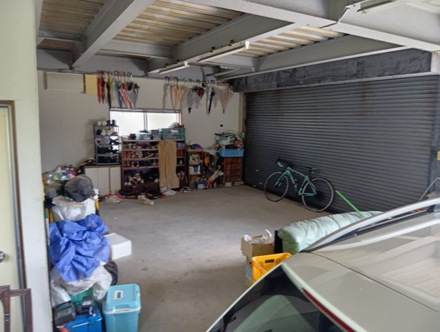 車庫付き物件です。お車のメンテナンスや趣味の時間を楽しめます。