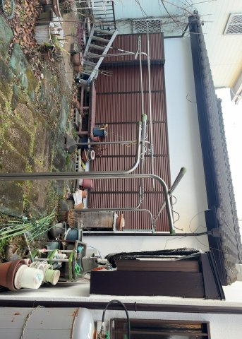 土地の面積＝住宅面積ではありません。建ぺい率の問題などで、土地のある場所によって住宅を建てられる面積は限られています。高さもしかり、「土地」という言葉の中には、建築条件も含まれると考えておきましょう。
