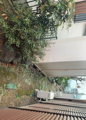 土地を買う際、住む地域の自治体や福祉の補助制度にも注目してみましょう。子供や老人の医療補助やゴミ出しのルールなど、自治体によってルールに大きな違いがあるため、暮らしやすい土地で判断するとよいでしょう。