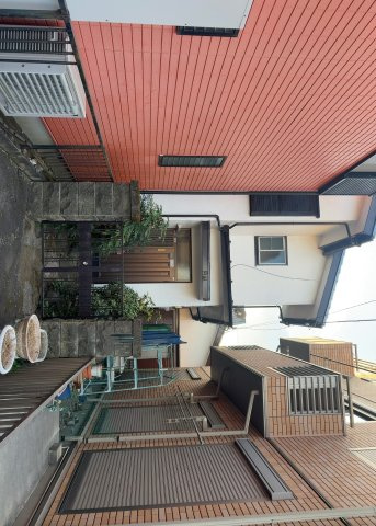 現地に行くなら、物件の周囲の地形がどうなっているかを見ることも大切です。周辺より低くなっている土地では、大雨などで水が集まりやすいため、地盤が弱くなっているということも考えられるため、注意が必要です。