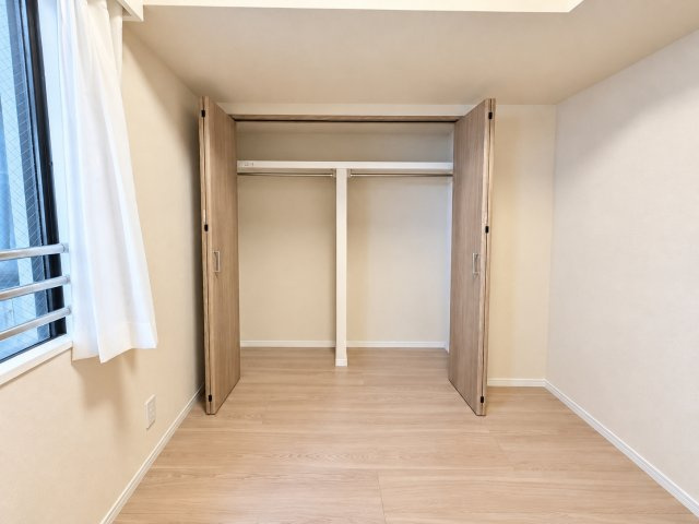 ・各居室にはたっぷり収納ができるクローゼットを完備。お部屋の空間を有効的に活用可能！