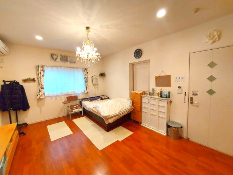 窓から入るたっぷりの日差しが嬉しいですね。寝室や仕事部屋など使い勝手の良い広さの洋室です。