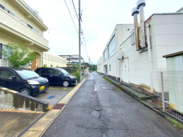 近くには由比港漁協直売所やレストランがあります。地元の特産品を気軽に楽しめる環境です。