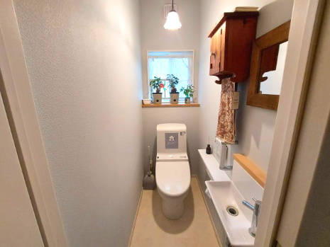 トイレには窓があり明るい室内です。手洗い場も併設しているので衛生的です。