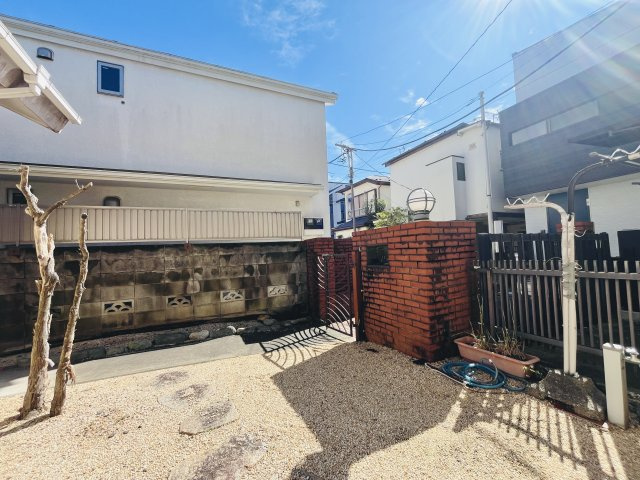 土地から前面道路に向いたアングル。南西側が大きく空き、南側隣家も高くないので日当たりは良好です！