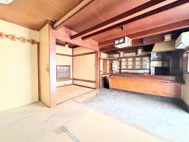 ◆その邸が魅せる、気品・上質・重厚感・極細やかさ、そのすべては訪れた者に安らぎと品性を与える特別な空間です。ここに住むからこそ意味がある。すべての（始まり）をここから迎えます。